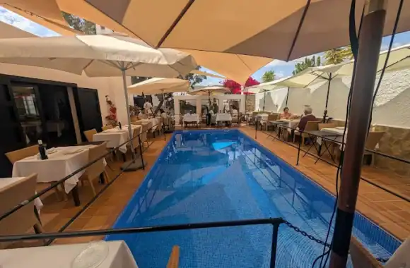 La Vill Agua Amarga Costa de Almeria restos restaurantes terraza