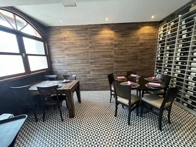 Brutal Wine Restaurant Murcia Costa de Almeria restos restaurantes salle vinos