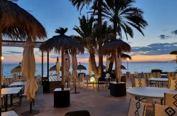 Escuela de Pieter La Manga Costa de Almeria restos restaurantes www.naviro.es terraza sunset