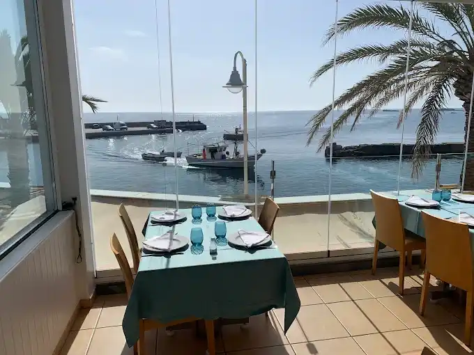 La Tana Cabo de Palos Lorca Costa de Almeria restos restaurantes boat