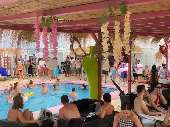Flamenco Pool Club Mojacar www.naviro.es piscina piscina fiesta