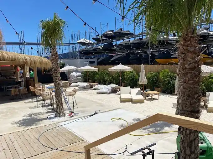 Nalu Beach Club Alicante restos restaurantes pool boot www.naviro.es
