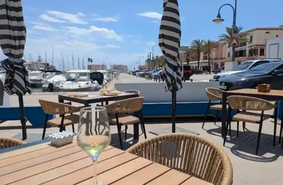 Puertofino Cabo de Palos Murcia restos restaurantes www.naviro.es port