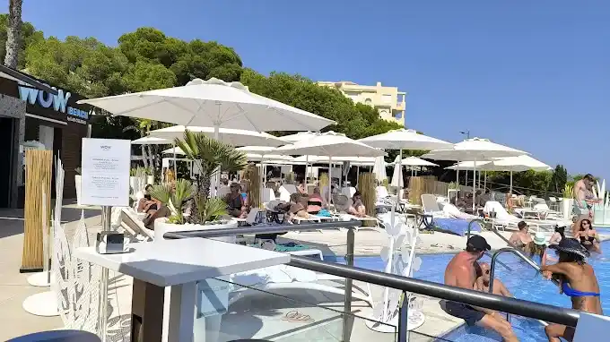 WoW Beach by Las Colinas Alicante www.naviro.es piscina piscina fiesta