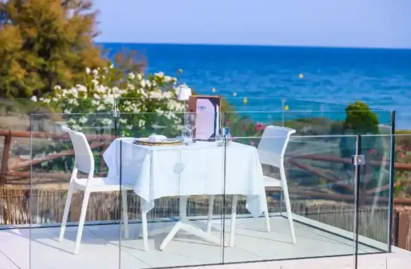 WoW Beach by Las Colinas Alicante www.naviro.es piscina table