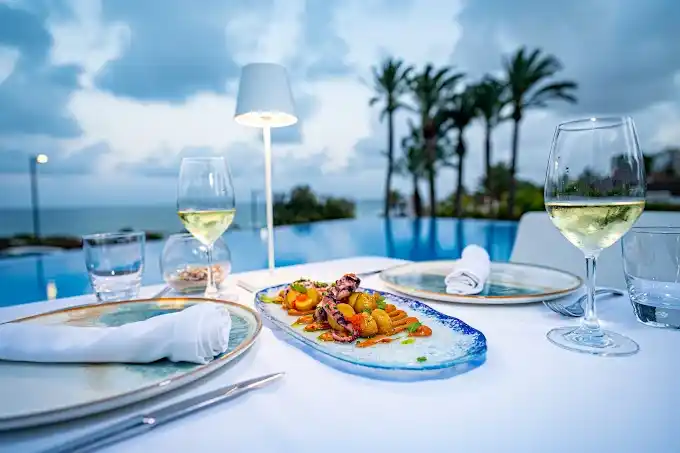 WoW Beach by Las Colinas Alicante www.naviro.es piscina tablos