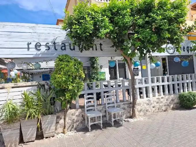 Mundo Pequeno Torrevieja Alicante restos restaurantes street