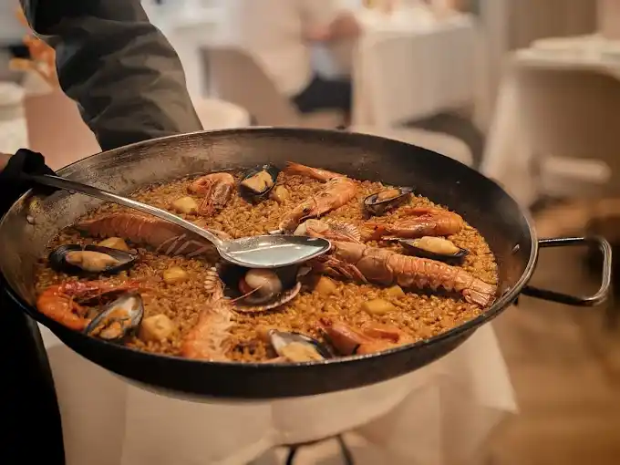 Puerta del Mar Valencia Sudeste de Espana restaurante restos paella