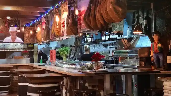 Meson El Huertano Torrevieja este de Espana restaurante restos jambons
