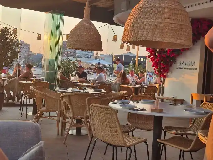 Saona Torrevieja Restaurant Alicante Sudeste de Espana restaurante restos terraza